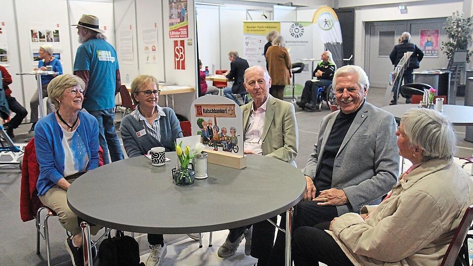 Das örtlich wechselnde Ratschbankerl des Seniorenbeirats fand zuletzt auf der Umweltmesse in Landshut statt. Im Bild vom Seniorenbeirat: Edeltraud Nuhn (2.v.li), Franz Wölfl (Mitte) und Bernd Friedrich (2.v.re.) Das örtlich wechselnde Ratschbankerl des Seniorenbeirats fand zuletzt auf der Umweltmesse in Landshut statt. Im Bild vom Seniorenbeirat: Edeltraud Nuhn (2.v.li), Franz Wölfl (Mitte) und Bernd Friedrich (2.v.re.)