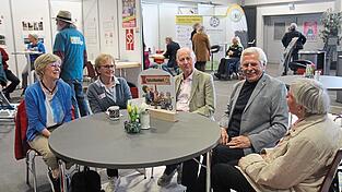 Das örtlich wechselnde Ratschbankerl des Seniorenbeirats fand zuletzt auf der Umweltmesse in Landshut statt. Im Bild vom Seniorenbeirat: Edeltraud Nuhn (2.v.li), Franz Wölfl (Mitte) und Bernd Friedrich (2.v.re.)