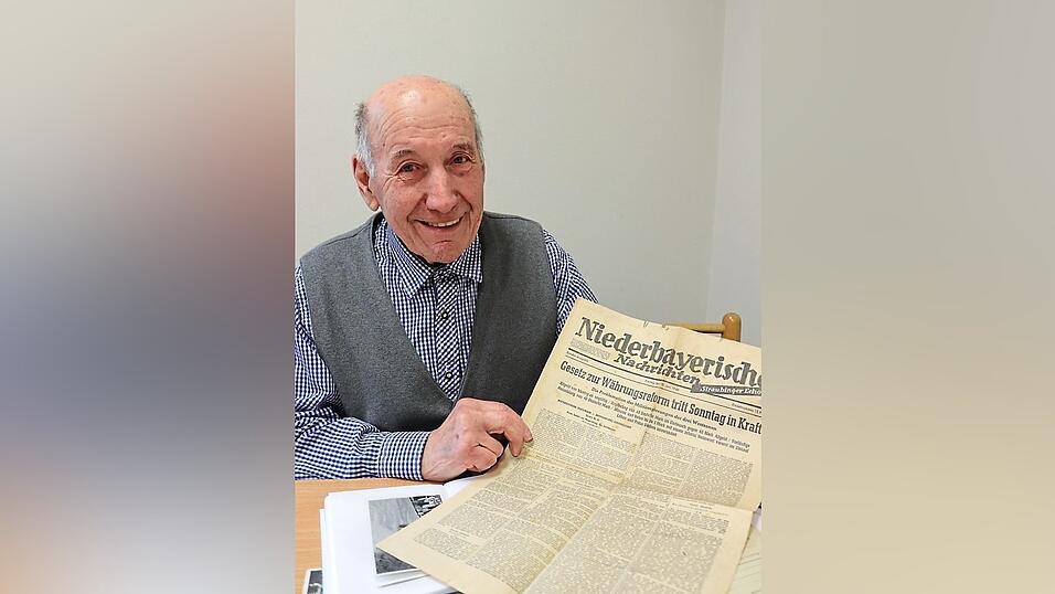Manfred Eiberweiser mit einer Ausgabe der Niederbayerischen Nachrichten, dem Vorläufer des Straubinger Tagblatts vom 18. Juni 1948 Tag der Währungsreform.