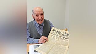 Manfred Eiberweiser mit einer Ausgabe der Niederbayerischen Nachrichten, dem Vorläufer des Straubinger Tagblatts vom 18. Juni 1948 Tag der Währungsreform.