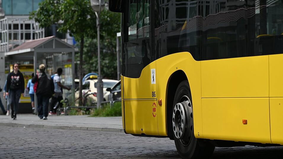 Die BVG in Berlin fährt weiter mit einem reduzierten Bus-Angebot. (Archivbild) Die BVG in Berlin fährt weiter mit einem reduzierten Bus-Angebot. (Archivbild)