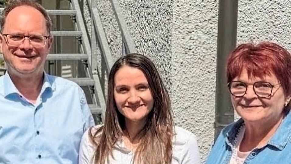 Andrea Rücker-Weier (v. r.) und Miriam Arlt bilden die Flüchtlings- und Integrationsarbeit der Caritas, auf die Caritas-Geschäftsführer Martin Hohenberger stolz ist. Andrea Rücker-Weier (v. r.) und Miriam Arlt bilden die Flüchtlings- und Integrationsarbeit der Caritas, auf die Caritas-Geschäftsführer Martin Hohenberger stolz ist.