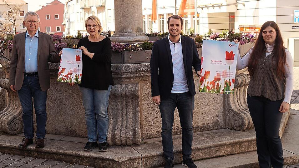 Sie fiebern dem verkaufsoffenen Sonntag mit Speisemarkt am 3. April bereits entgegen und pr&auml;sentieren das offizielle Veranstaltungsplakat: Musikschulleiter Heinrich Troiber (von links), Kulturamtsleiterin Christine Kr&ouml;nner, B&uuml;rgermeister Matthias Kohlmayer und Anja Hobmaier, p&auml;dagogische Museumsarch&auml;ologin f&uuml;r das 'Museum f&uuml;r Steinzeit und Gegenwart' im Kastenhof.