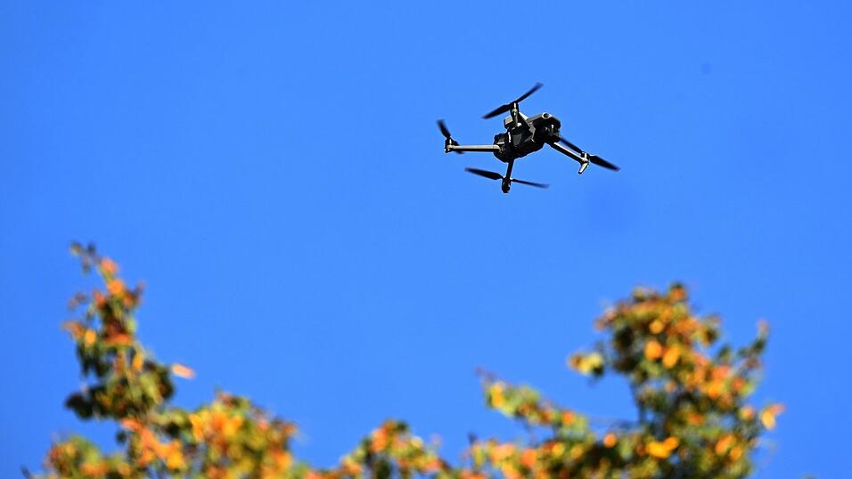 Nichtsahnend spielen Erzieher und Kinder im Au&szlig;enbereich eines Kindergartens im Landkreis, als eine Drohne &uuml;ber ihren K&ouml;pfen stoppt - und das nicht nur einmal.