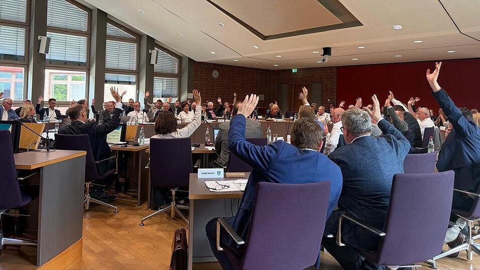 Hand hoch, wer dafür ist: Am Mittwoch gab es im Kreistag viele Punkte, über die abgestimmt werden musste. Hand hoch, wer dafür ist: Am Mittwoch gab es im Kreistag viele Punkte, über die abgestimmt werden musste.