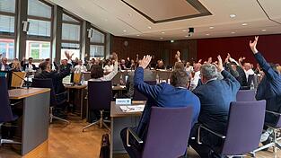 Hand hoch, wer dafür ist: Am Mittwoch gab es im Kreistag viele Punkte, über die abgestimmt werden musste. Hand hoch, wer dafür ist: Am Mittwoch gab es im Kreistag viele Punkte, über die abgestimmt werden musste.