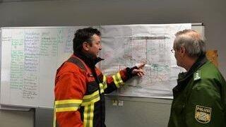 Es dauerte bis in die frühen Morgenstunden, ehe die Einsatzkräfte der Feuerwehr das Feuer unter Kontrolle hatten. (Foto: ih) Es dauerte bis in die frühen Morgenstunden, ehe die Einsatzkräfte der Feuerwehr das Feuer unter Kontrolle hatten. (Foto: ih)