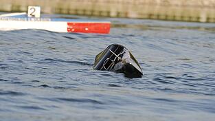 Die drei Insassen schafften es nicht mehr, allein zurück in das Ruderboot zu gelangen. (Symbolbild) Die drei Insassen schafften es nicht mehr, allein zurück in das Ruderboot zu gelangen. (Symbolbild)