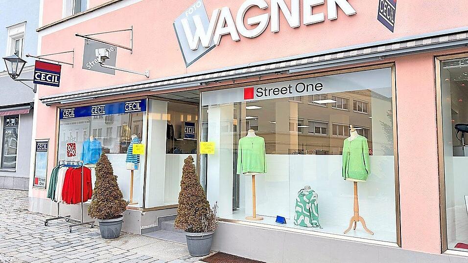 Ab Montag findet sich die „Junge Mode“ in den einstigen Räumen des Geschäfts der Familie Wagner am Stadtplatz. Ab Montag findet sich die „Junge Mode“ in den einstigen Räumen des Geschäfts der Familie Wagner am Stadtplatz.