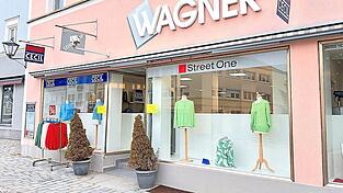 Ab Montag findet sich die „Junge Mode“ in den einstigen Räumen des Geschäfts der Familie Wagner am Stadtplatz. Ab Montag findet sich die „Junge Mode“ in den einstigen Räumen des Geschäfts der Familie Wagner am Stadtplatz.