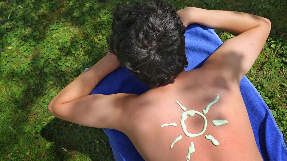 Am Pfingstwochenende soll es heiß werden in Bayern. Wer baden geht, sollte die Sonnencreme nicht vergessen. (Symbolbild) Am Pfingstwochenende soll es heiß werden in Bayern. Wer baden geht, sollte die Sonnencreme nicht vergessen. (Symbolbild)