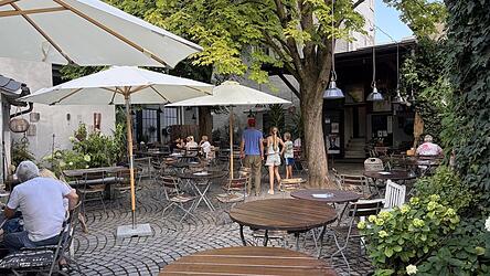 Idyllisch in einem Hinterhof liegt der Otto-Biergarten. Bäume, Blumen und Pflanzen sorgen für das passende Flair. Idyllisch in einem Hinterhof liegt der Otto-Biergarten. Bäume, Blumen und Pflanzen sorgen für das passende Flair.