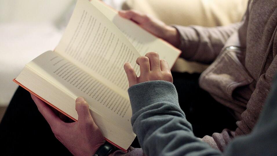 Über das Vorlesen ins Gespräch kommen, auch das trägt zum Spracherwerb bei, sagt die Stiftung Lesen. (Symbolfoto) Über das Vorlesen ins Gespräch kommen, auch das trägt zum Spracherwerb bei, sagt die Stiftung Lesen. (Symbolfoto)