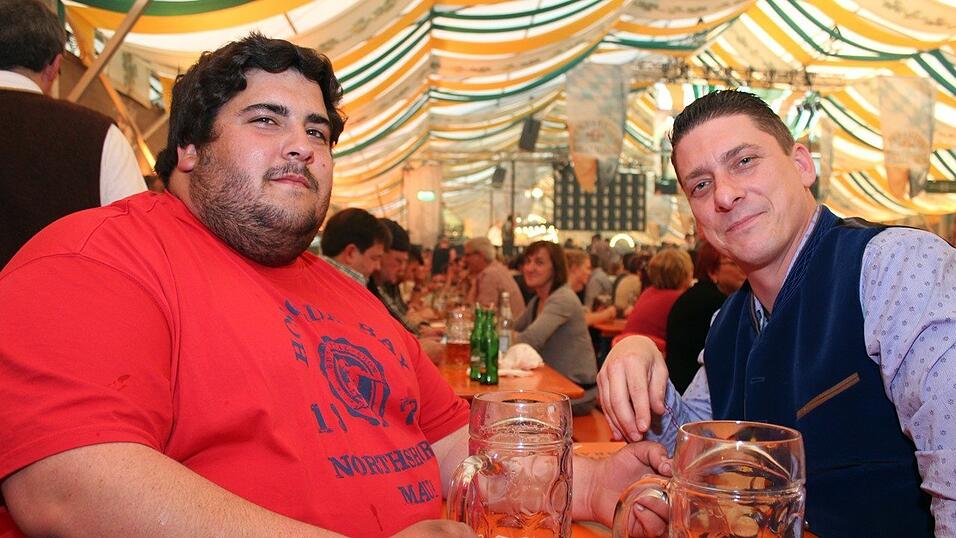 Die Fr&uuml;hjahrsdult 2017 in Landshut neigt sich dem Ende entgegen. Grund genug, noch einmal richtig in den Bierzelten zu feiern - abgerundet vom traditionellen Feuerwerk.