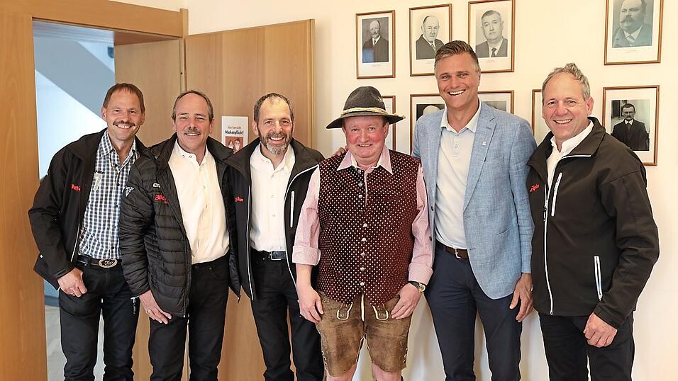 Beim Eintrag ins Goldene Buch (v.l.): Josef, Werner und Herbert mit Geburtstagskind Hubert Kurz und Bürgermeister Alexander Zacher sowie Gerhard Spitaler von den Zellberg Buam im Rathaus Moos. Beim Eintrag ins Goldene Buch (v.l.): Josef, Werner und Herbert mit Geburtstagskind Hubert Kurz und Bürgermeister Alexander Zacher sowie Gerhard Spitaler von den Zellberg Buam im Rathaus Moos.