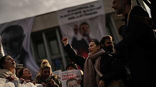 Menschen rufen Parolen, um gegen die Verhaftung des Istanbuler Bürgermeisters Ekrem Imamoglu zu protestieren, vor dem Rathaus von Istanbul. Menschen rufen Parolen, um gegen die Verhaftung des Istanbuler Bürgermeisters Ekrem Imamoglu zu protestieren, vor dem Rathaus von Istanbul.