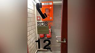 In allen 20 Notrufnischen h&auml;ngen Notrufeinrichtungen, die mit dem Polizeipr&auml;sidium Niederbayern verbunden sind, Feuermelder und Feuerl&ouml;scher.