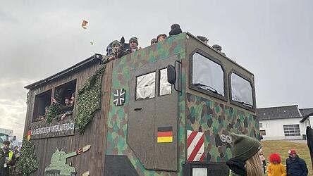 Die Bundeswehr und insbesondere die Wehrpflicht waren beim Pfeffenhausener Faschingsumzug beliebte Themen.