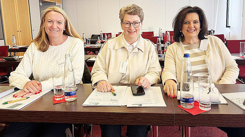 Die angehenden Bügermeisterinnen Angela Baumann (v. l.), Heidi Hitzenberger und Gaby Seisenberger nahmen an dem Seminar teil. Die angehenden Bügermeisterinnen Angela Baumann (v. l.), Heidi Hitzenberger und Gaby Seisenberger nahmen an dem Seminar teil.