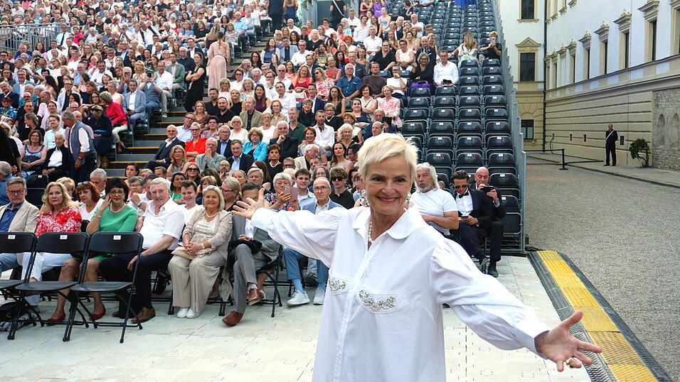 Gloria von Thurn und Taxis bei der Eröffnung der diesjährigen Schlossfestspiele. Gloria von Thurn und Taxis bei der Eröffnung der diesjährigen Schlossfestspiele.