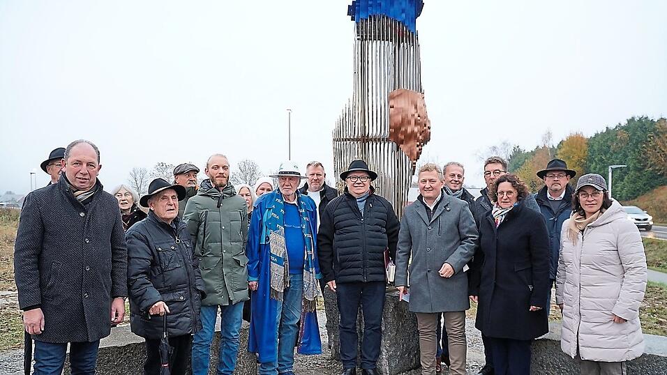 Gerhard Kadletz (9. v. r.) mit Marktgemeinderat und Gästen aus der Politik