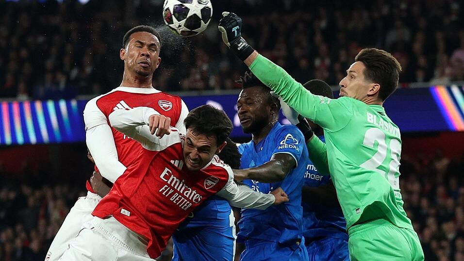 Hielt Bayer lange im Spiel: Torh&uuml;ter Janis Blaswich (r.)