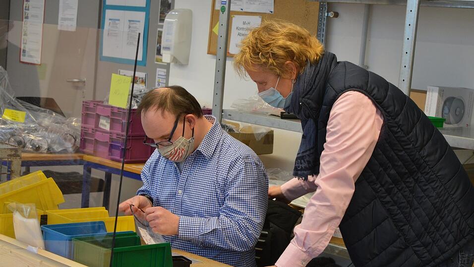 Zweigstellenleiterin Grit Schwarz (r.) ist genauso froh wie ihre Mitarbeiter, dass nun alle unter Einhaltung der Hygieneregeln (Mundschutz, Abstand und Plexiglaswände) wieder arbeiten dürfen. Zweigstellenleiterin Grit Schwarz (r.) ist genauso froh wie ihre Mitarbeiter, dass nun alle unter Einhaltung der Hygieneregeln (Mundschutz, Abstand und Plexiglaswände) wieder arbeiten dürfen.