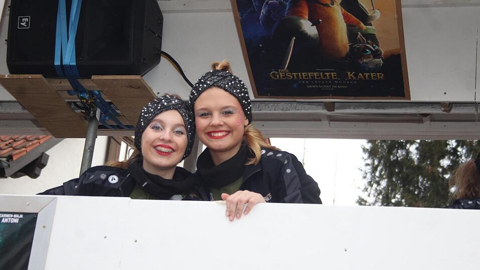 Viele Faschings-Fans haben sich am Samstag den Umzug in Langenbach angesehen. Viele Faschings-Fans haben sich am Samstag den Umzug in Langenbach angesehen.