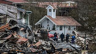 Trümmer liegen nach einem Großbrand auf dem Gelände der Westernstadt «Pullman City».