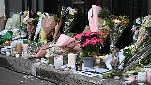 Mit zahlreichen Gedenkveranstaltung erinnert Frankreich an die Opfer der Terrorserie vor zehn Jahren. Mit zahlreichen Gedenkveranstaltung erinnert Frankreich an die Opfer der Terrorserie vor zehn Jahren.