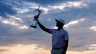 Wyndham Clark präsentiert stolz die Trophäe. Wyndham Clark präsentiert stolz die Trophäe.