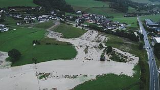 Der Tobersbach in Uttendorf trat über die Ufer. Der Tobersbach in Uttendorf trat über die Ufer.