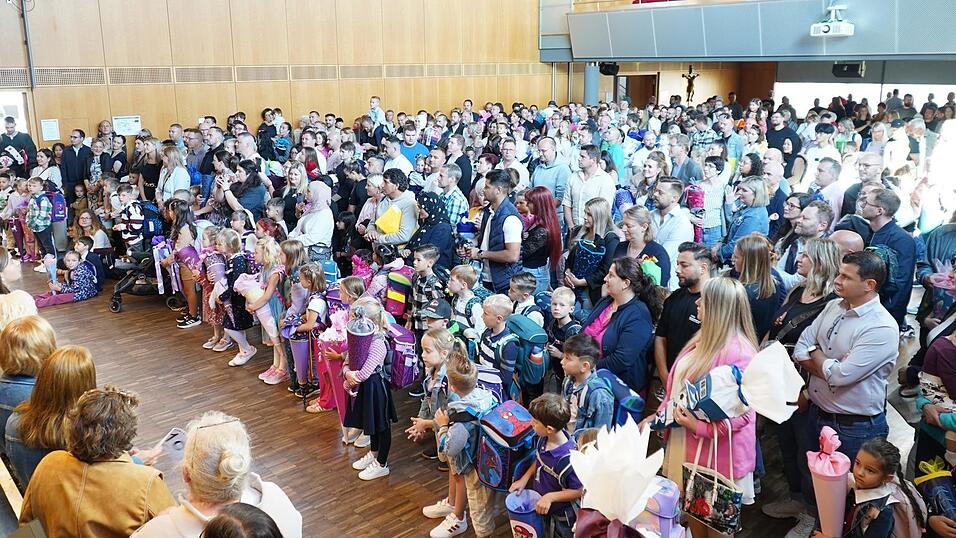 In der Stadthalle versammelten sich Sch&uuml;ler und Eltern.