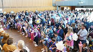 In der Stadthalle versammelten sich Schüler und Eltern. In der Stadthalle versammelten sich Schüler und Eltern.