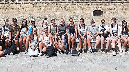 Die Sch&uuml;ler vor der Festung in Bari.