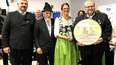 Gauschützenmeister Valentin Harrieder (v.l.), Gau-Ehrenschützenmeister Hans Mock, Luftpistolen-Königin Inge Dietl und 2. Schützenmeister Michael Erlinger.