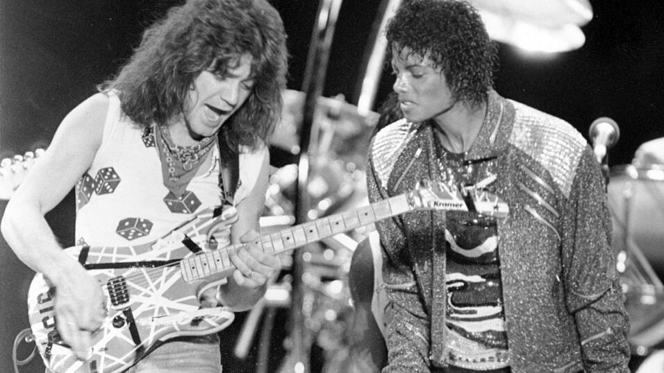 Berühmte Stratocaster-Kopie: die «Franken-Strat» des 2020 gestorbenen Gitarrenvirtuosen Eddie van Halen. Auf dem Bild ist van Halen bei einem Auftritt mit Michael Jackson im Jahr 1983 zu sehen. Berühmte Stratocaster-Kopie: die «Franken-Strat» des 2020 gestorbenen Gitarrenvirtuosen Eddie van Halen. Auf dem Bild ist van Halen bei einem Auftritt mit Michael Jackson im Jahr 1983 zu sehen.