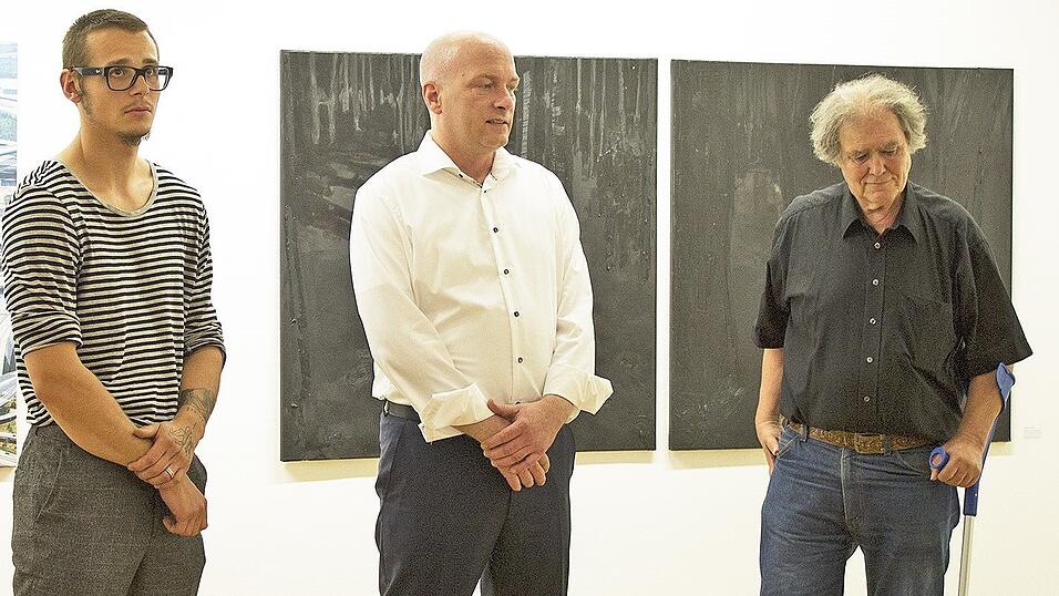 Mit einem Ölbild ganz in Schwarz (im Hintergrund) überzeugte Christian Kölbl (links) die Jury. Zum Kunstpreis gratulierten Regensburgs Oberbürgermeister Joachim Wolbergs und Reiner R. Schmidt, 3. Vorsitzender des Kunst- und Gewerbevereins Regensburg. Mit einem Ölbild ganz in Schwarz (im Hintergrund) überzeugte Christian Kölbl (links) die Jury. Zum Kunstpreis gratulierten Regensburgs Oberbürgermeister Joachim Wolbergs und Reiner R. Schmidt, 3. Vorsitzender des Kunst- und Gewerbevereins Regensburg.