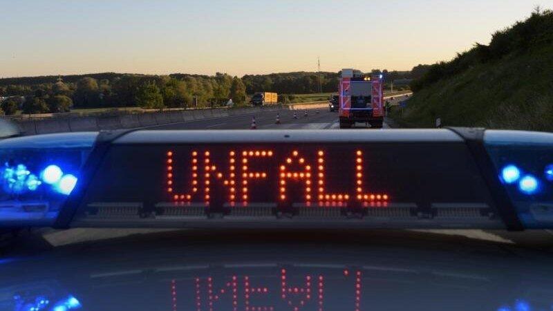 Unfall am Montagmorgen auf der Autobahn A92 bei Landshut. Dort wurde Sturmtief 'Sabine' einem Lkw-Fahrer zum Verhängnis. (Symbolbild) Unfall am Montagmorgen auf der Autobahn A92 bei Landshut. Dort wurde Sturmtief 'Sabine' einem Lkw-Fahrer zum Verhängnis. (Symbolbild)