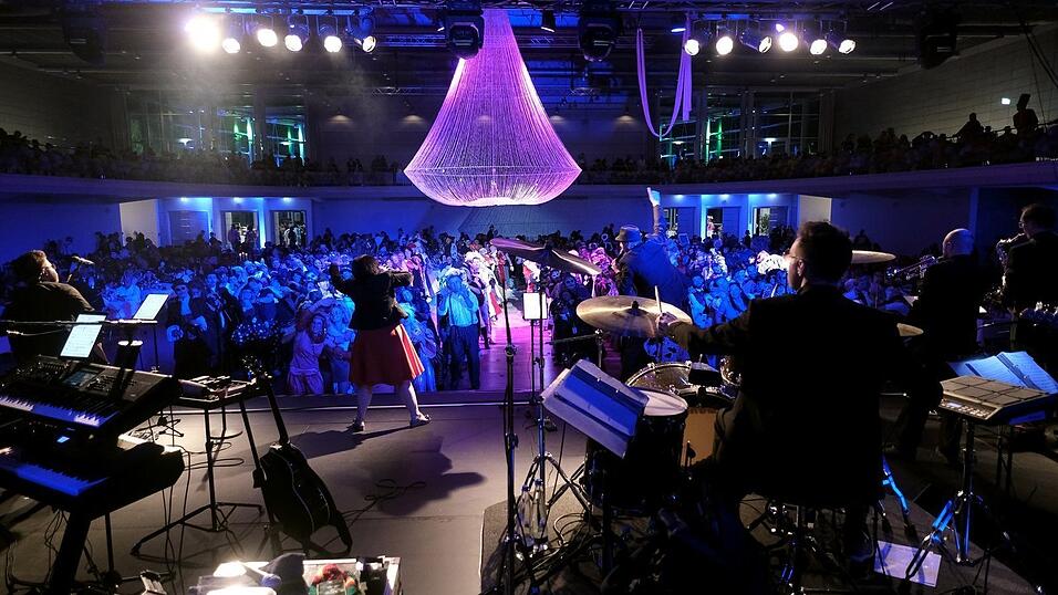 Der Künstlerball bot ein großes Showprogramm. Der Künstlerball bot ein großes Showprogramm.