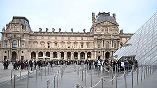 Nach dem Juwelendiebstahl im Pariser Louvre-Museum gehen die Ermittler von einer gut organisierten Bande aus.
