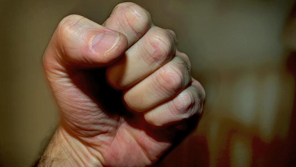 Eine „kleine Abreibung“ hätten sie dem Geschädigten verpassen wollen, sagte ein junger Mann vor dem Landgericht Landshut aus. In der Anklage war die Rede von brutalen Schlägen und Tritten gegen den Kopf. Eine „kleine Abreibung“ hätten sie dem Geschädigten verpassen wollen, sagte ein junger Mann vor dem Landgericht Landshut aus. In der Anklage war die Rede von brutalen Schlägen und Tritten gegen den Kopf.