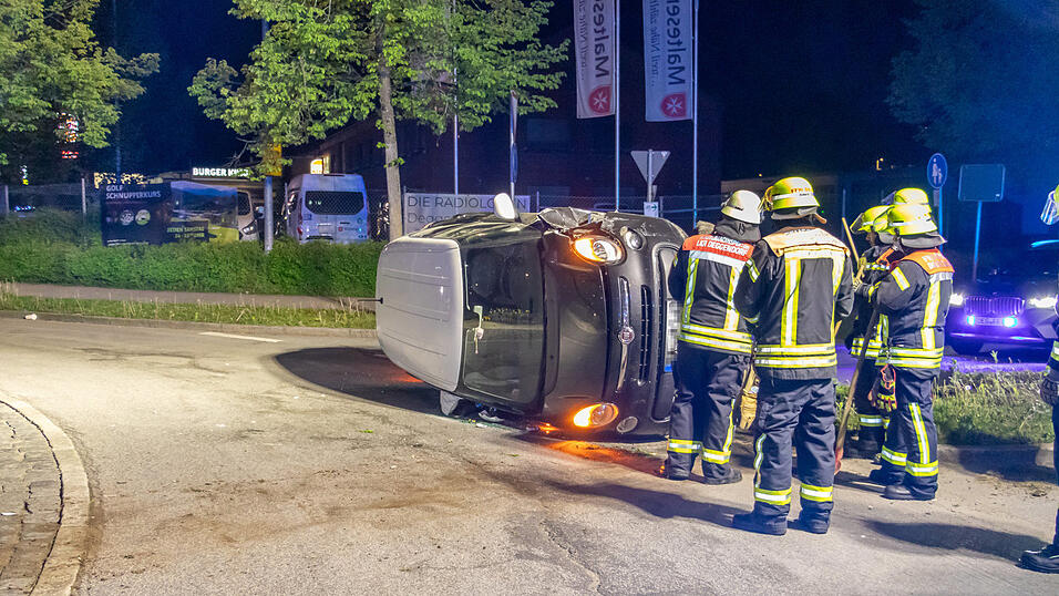 Das Auto kam auf der Seite liegend zum Stehen.