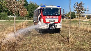 Die Freiwillige Feuerwehr unterst&uuml;tzt die Stadtg&auml;rtnerei, die im Gie&szlig;-Dauereinsatz ist.