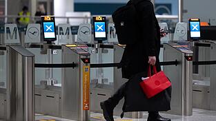 Ein Passagier geht am Flughafen München zur Sicherheitskontrolle. Die Gewerkschaft Verdi bestreikt am Montag ganztägig Flughäfen - darunter auch in München. Ein Passagier geht am Flughafen München zur Sicherheitskontrolle. Die Gewerkschaft Verdi bestreikt am Montag ganztägig Flughäfen - darunter auch in München.