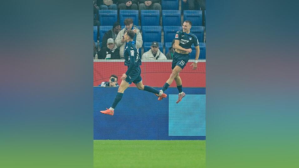 Tim Lemperle (r.) und Fisnik Asllani machen Lufstspr&uuml;nge vor Freude.