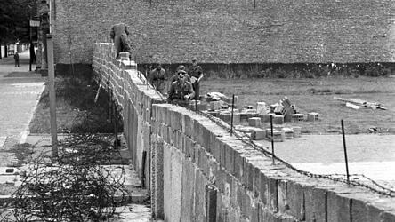 Volkspolizisten und Arbeiter der DDR beim Errichten der Berliner Mauer Anfang Oktober 1961 im Norden Berlins an der Grenze zum westberliner Bezirk Reinickendorf.
