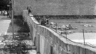 Volkspolizisten und Arbeiter der DDR beim Errichten der Berliner Mauer Anfang Oktober 1961 im Norden Berlins an der Grenze zum westberliner Bezirk Reinickendorf.