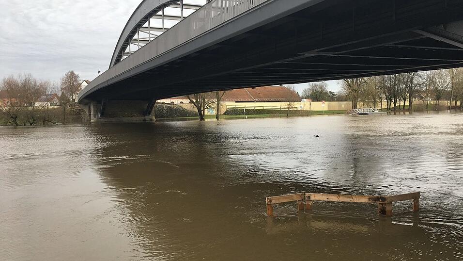 Gegen Mittag hatte der Pegel der Donau bei Straubing bereits die Marke von 510 Zentimetern &uuml;berschritten. Aufgenommen an der Schlossbr&uuml;cke.