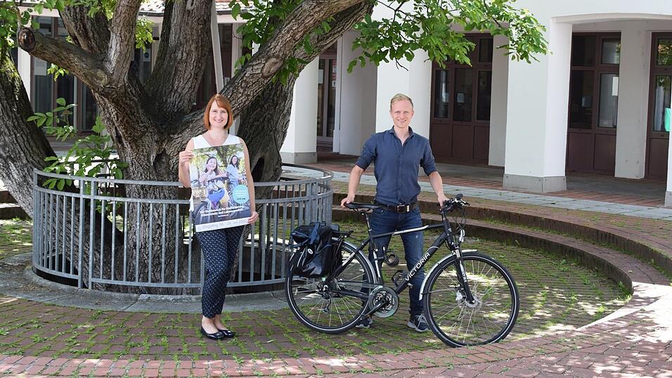 Corinna Schwimmbeck vom Dingolfinger Stadtmarketing und Klimaschutzmanager Tobias Bauer freuen sich auf die Aktion vom 6. bis 26. Juli , bei der B&uuml;rger und Politiker in Dingolfing bei der Klima-B&uuml;ndnis-Kampagne Stadtradeln f&uuml;r mehr Klimaschutz und Radverkehr in die Pedale treten.